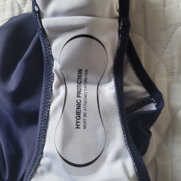 Bikini - Picture 3 of 3